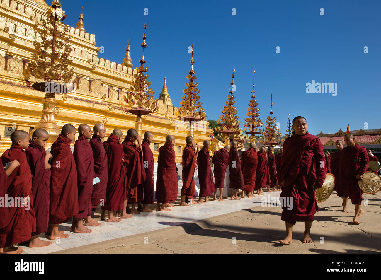 Les moines de la Shwezigon Paya, Bagan, Myanmar (Birmanie) Banque D'Images