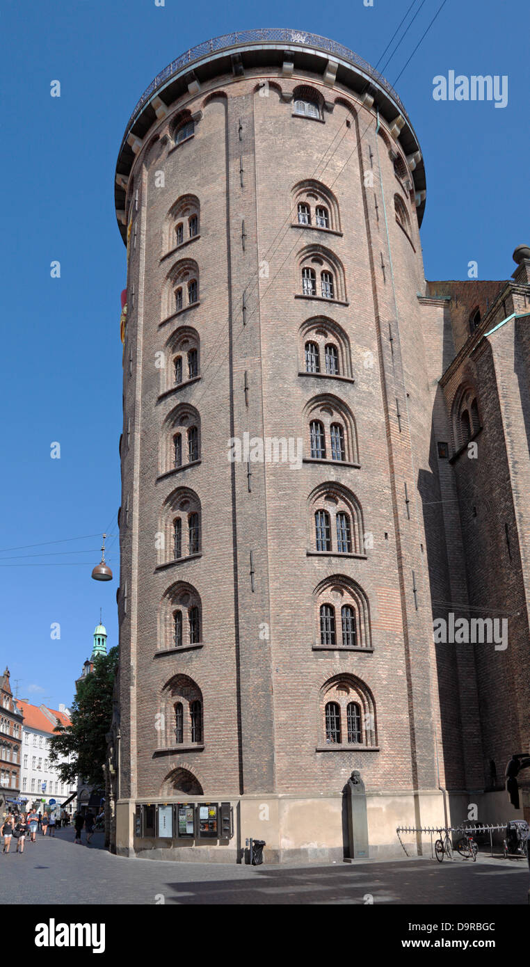 Rundetårn, la Tour ronde construite par Christian IV à Købmagergade dans le centre de Copenhague à partir de 1642. Le plus ancien observatoire d'Europe. Rundetaarn. Banque D'Images