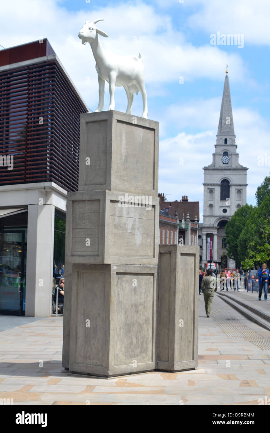 La sculpture de chèvre par Kenny Hunter, lauréat du prix de Sculpture de Spitalfields. Bishops Square, Spitalfields, Londres. Banque D'Images