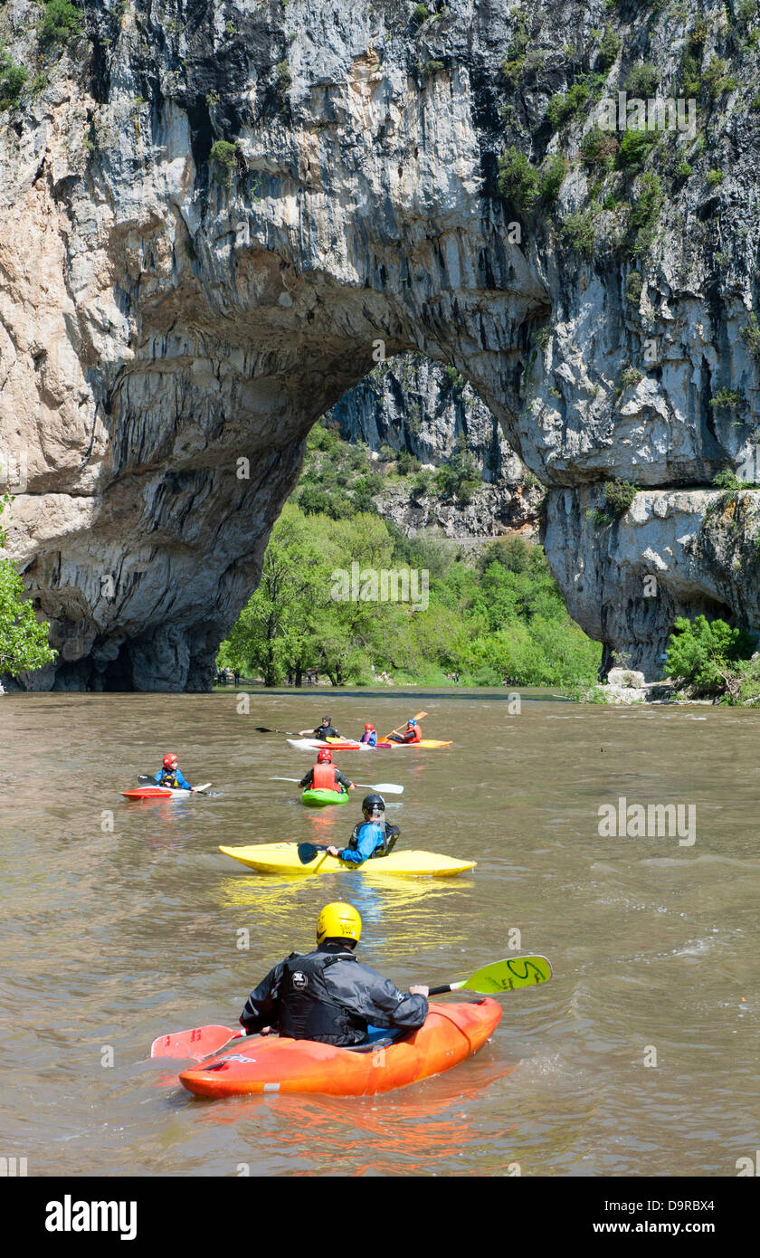 Personnes en canoë sur la rivière Ardèche dans le canyon Gorges d'Ardèche à proximité d'un pont rock près de Salavas, France Banque D'Images