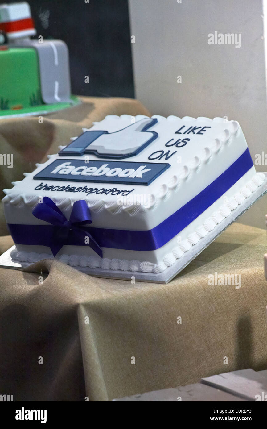 Aimez-nous sur Facebook gâteau glacé en vitrine pour thecakeshopoxford à Oxford, Oxfordshire Royaume-Uni en mai Banque D'Images