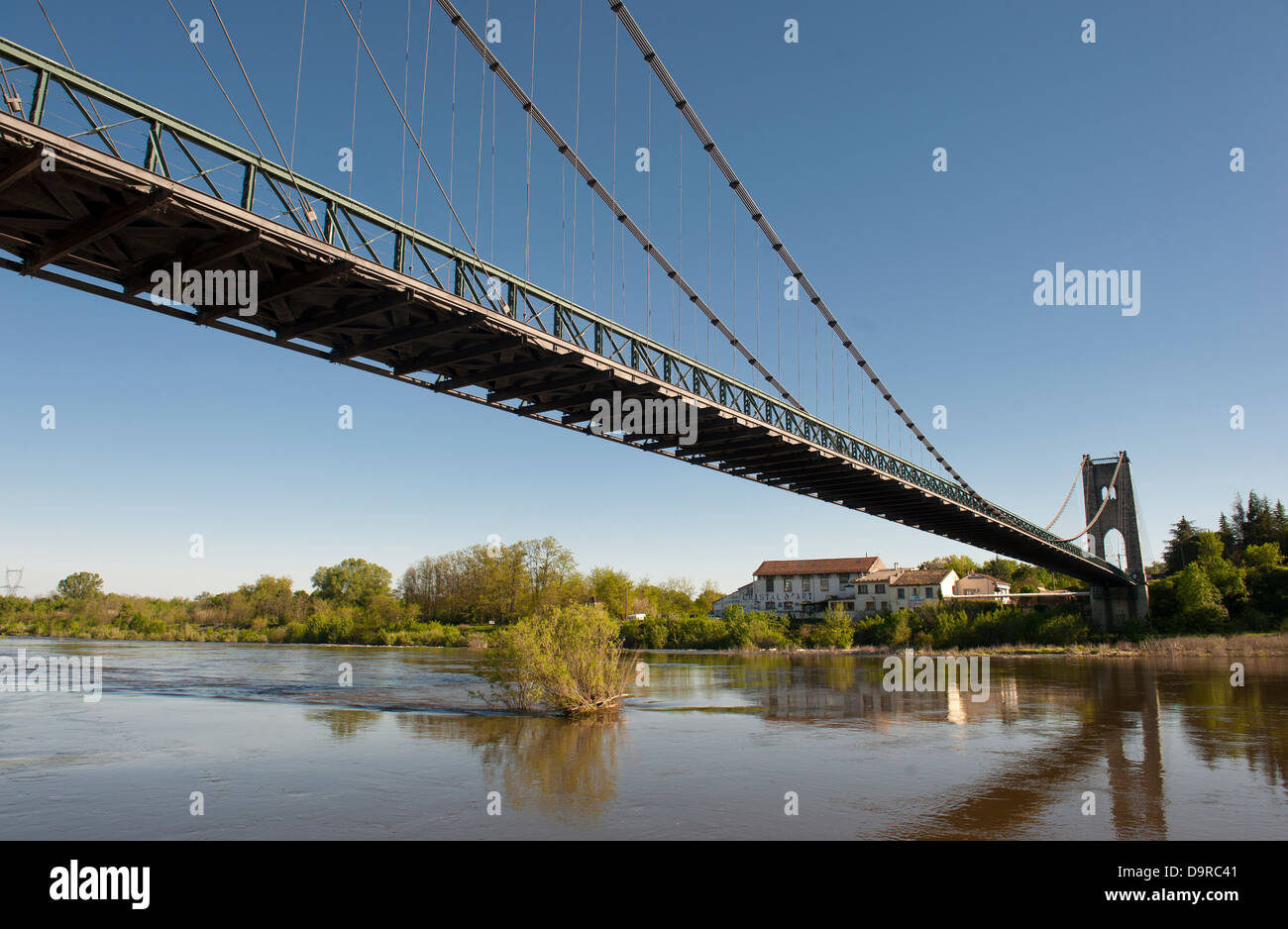 Pont traversant la rivière Ardèche à Saint-Martin-d'Ardèche, dans le sud de la France Banque D'Images