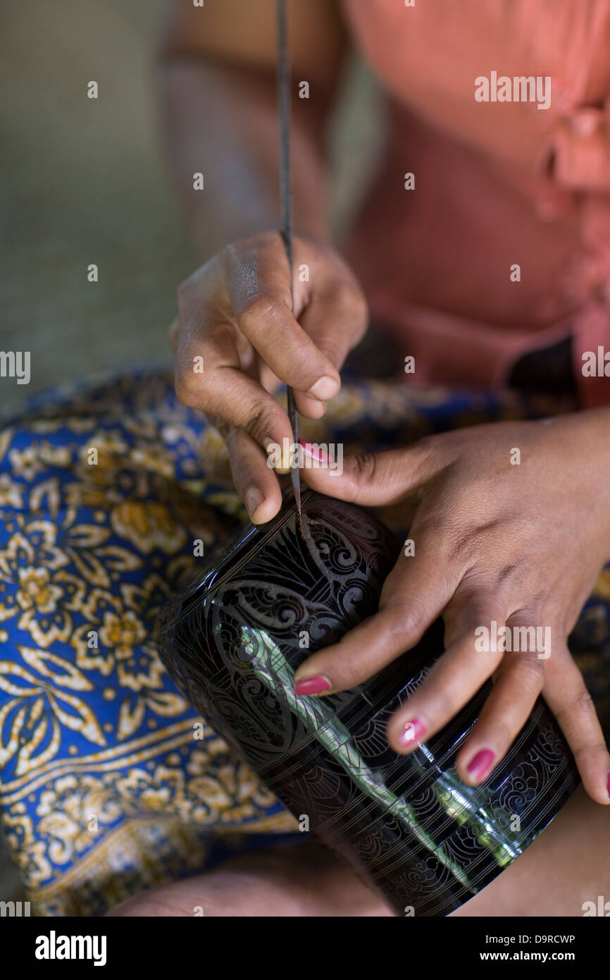 Peinture femme laquerware, Bagan, Myanmar (Birmanie) Banque D'Images