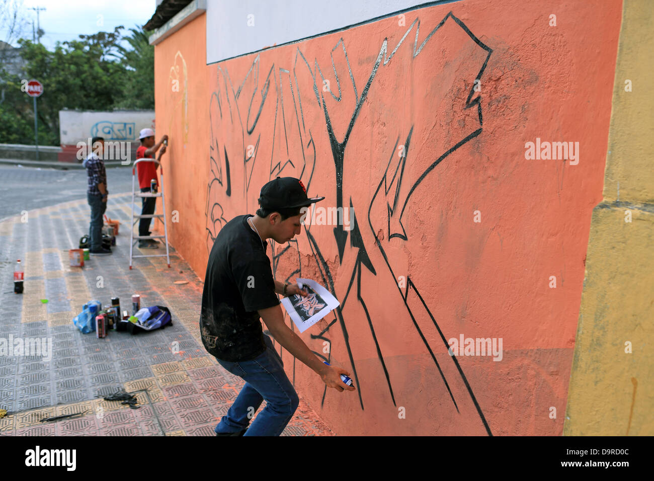 Les artistes de la rue de la création avec la permission de l'autorité locale de graffiti dans les rues d'Otavalo, Équateur Banque D'Images
