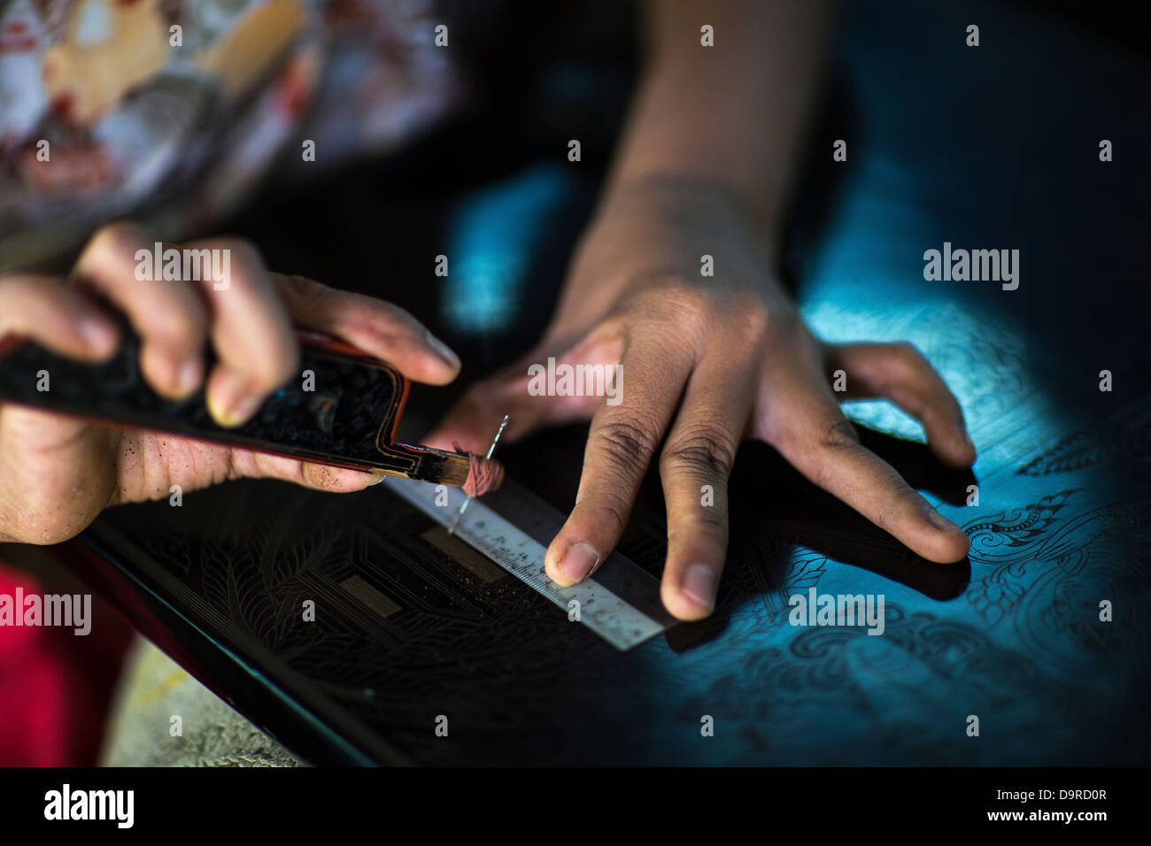 Gravure femme laquerware, Bagan, Myanmar (Birmanie) Banque D'Images