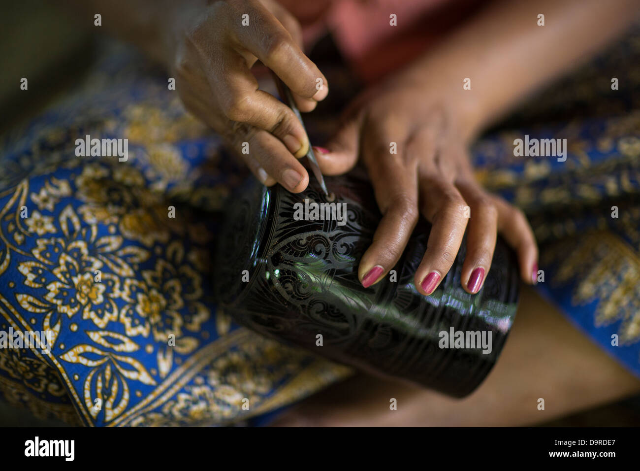 Gravure femme laquerware, Bagan, Myanmar (Birmanie) Banque D'Images