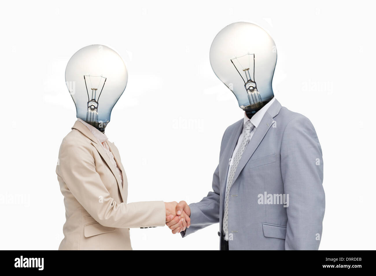 Les gens d'affaires avec des têtes d'ampoule avec une poignée d'accueil Banque D'Images