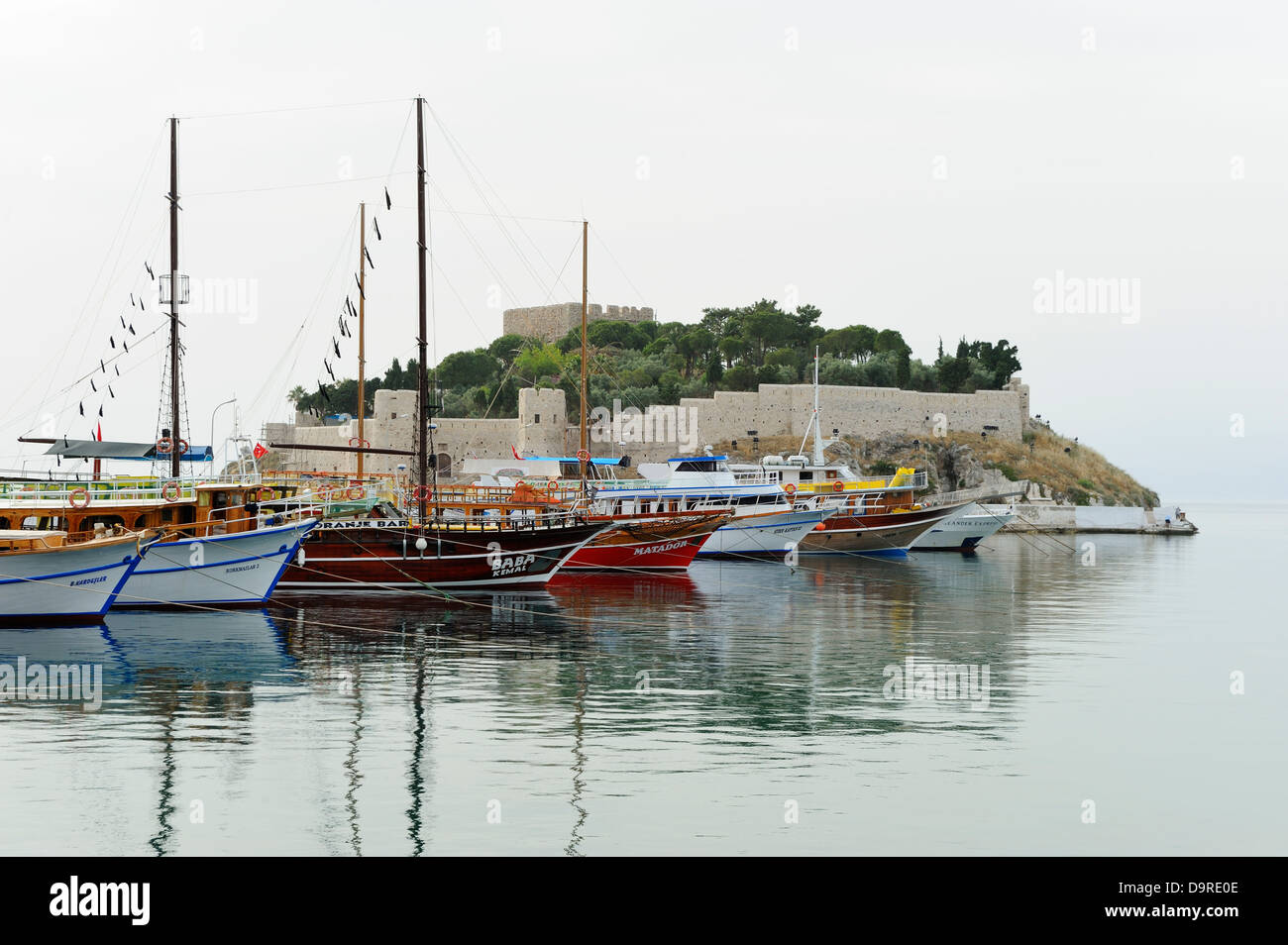 Bateaux amarrés sur la chaussée menant à l'île Pigeon à Kusadasi, Côte égéenne, Turquie Banque D'Images