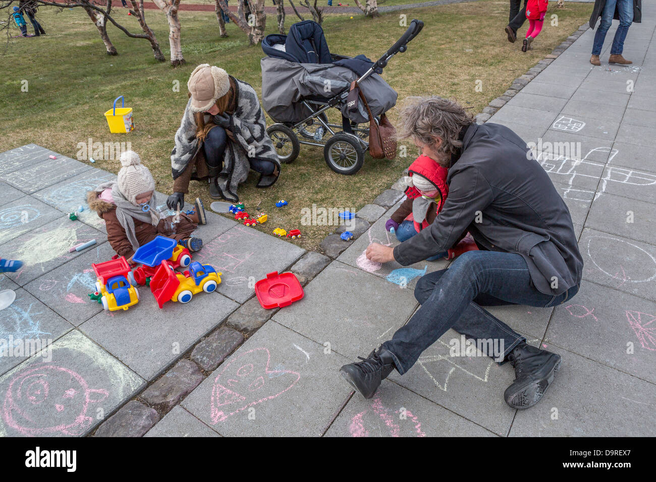 Faisant de la famille de la craie art together, Reykjavik, Islande Banque D'Images