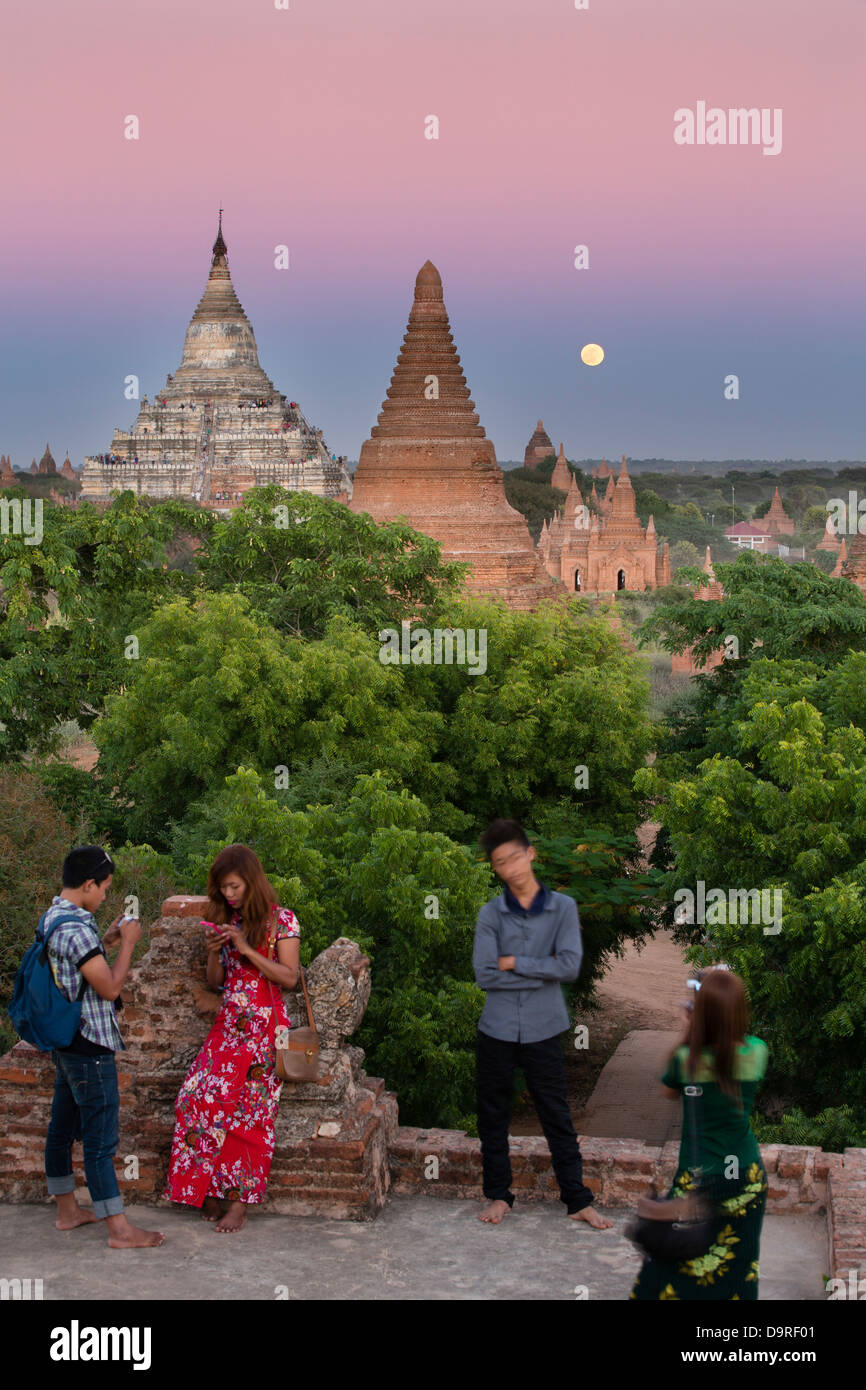 La Lune se levant sur les temples de Bagan, Myanmar (Birmanie) Banque D'Images
