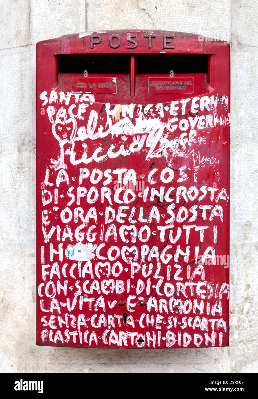 Ancienne boite aux lettres rouge décorée de graffitis Banque D'Images