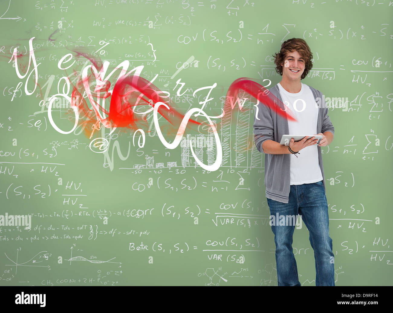 Smiling boy posing in front of chalk board Banque D'Images Smiling boy posing in front of chalk board Banque D'Images