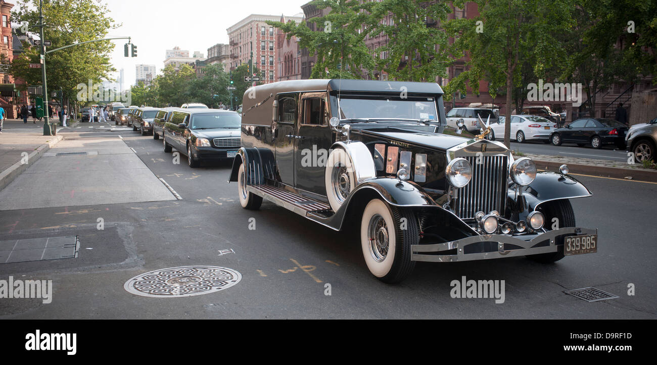 Isaiah Owens Owens, le propriétaire du salon funéraire, de Harlem à New York au volant de sa Rolls-Royce 1924 hearse dans une procession Banque D'Images