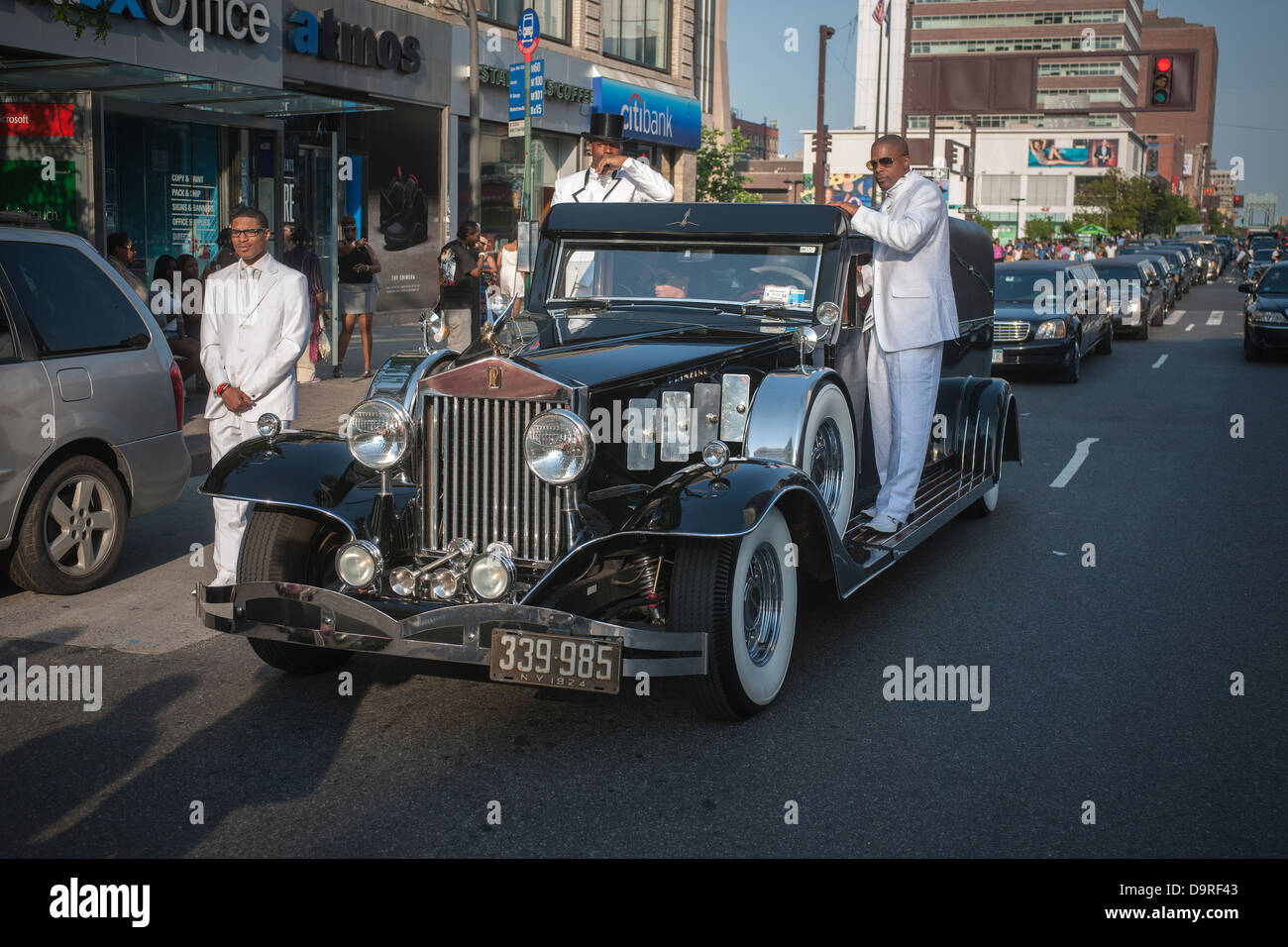 Isaiah Owens Owens, le propriétaire du salon funéraire, de Harlem à New York au volant de sa Rolls-Royce 1924 hearse dans une procession Banque D'Images
