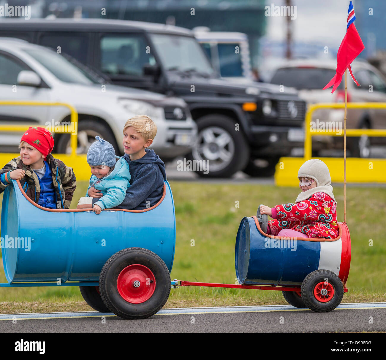 Les enfants bénéficiant d'une ride pendant la Seaman's Festival, Reykjavik, Islande Banque D'Images Les enfants bénéficiant d'une ride pendant la Seaman's Festival, Reykjavik, Islande Banque D'Images