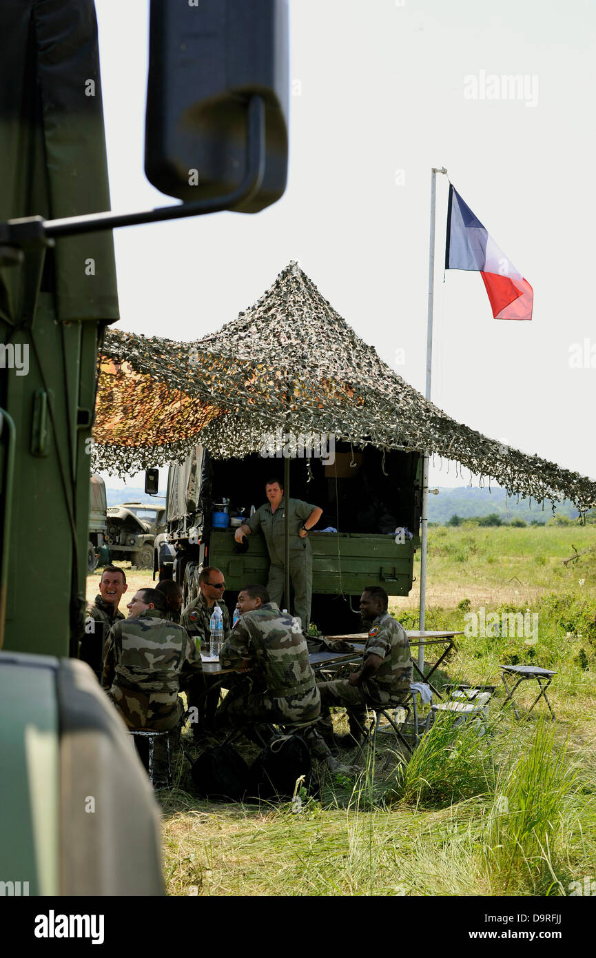 La logistique internationale la normalisation et l'interopérabilité, la formation sur le terrain de l'exercice dans le centre de formation de l'armée, de peur que la Slovaquie le 20 juin 2013. Environ 1800 soldats et de professionnels de la logistique de 35 pays dont l'Inde ou la Russie participent à cet exercice. L'attention est dirigée vers la planification logistique et les essais d'interopérabilité dans plusieurs fonctions de logistique. (CTK Photo/Jan Koller) Banque D'Images