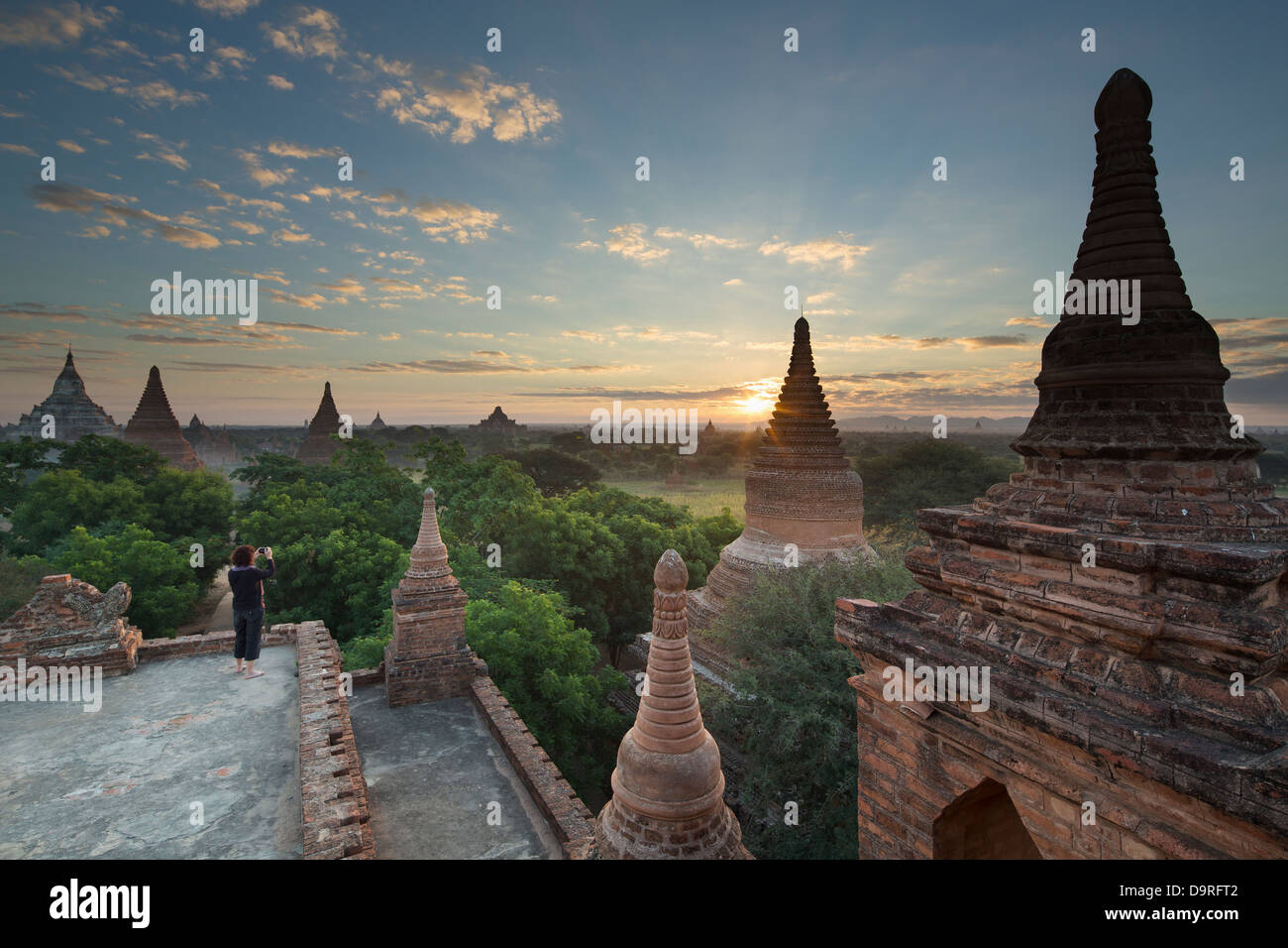 Wendy de prendre une photo des temples de Bagan au lever du soleil, le Myanmar (Birmanie) Banque D'Images