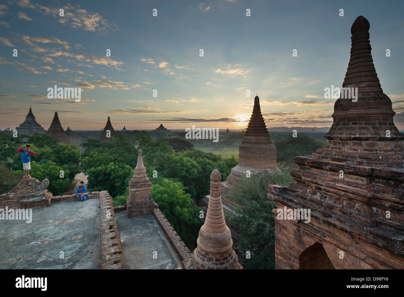 Deux enfants jouant dans les temples de Bagan, Myanmar (Birmanie) Banque D'Images