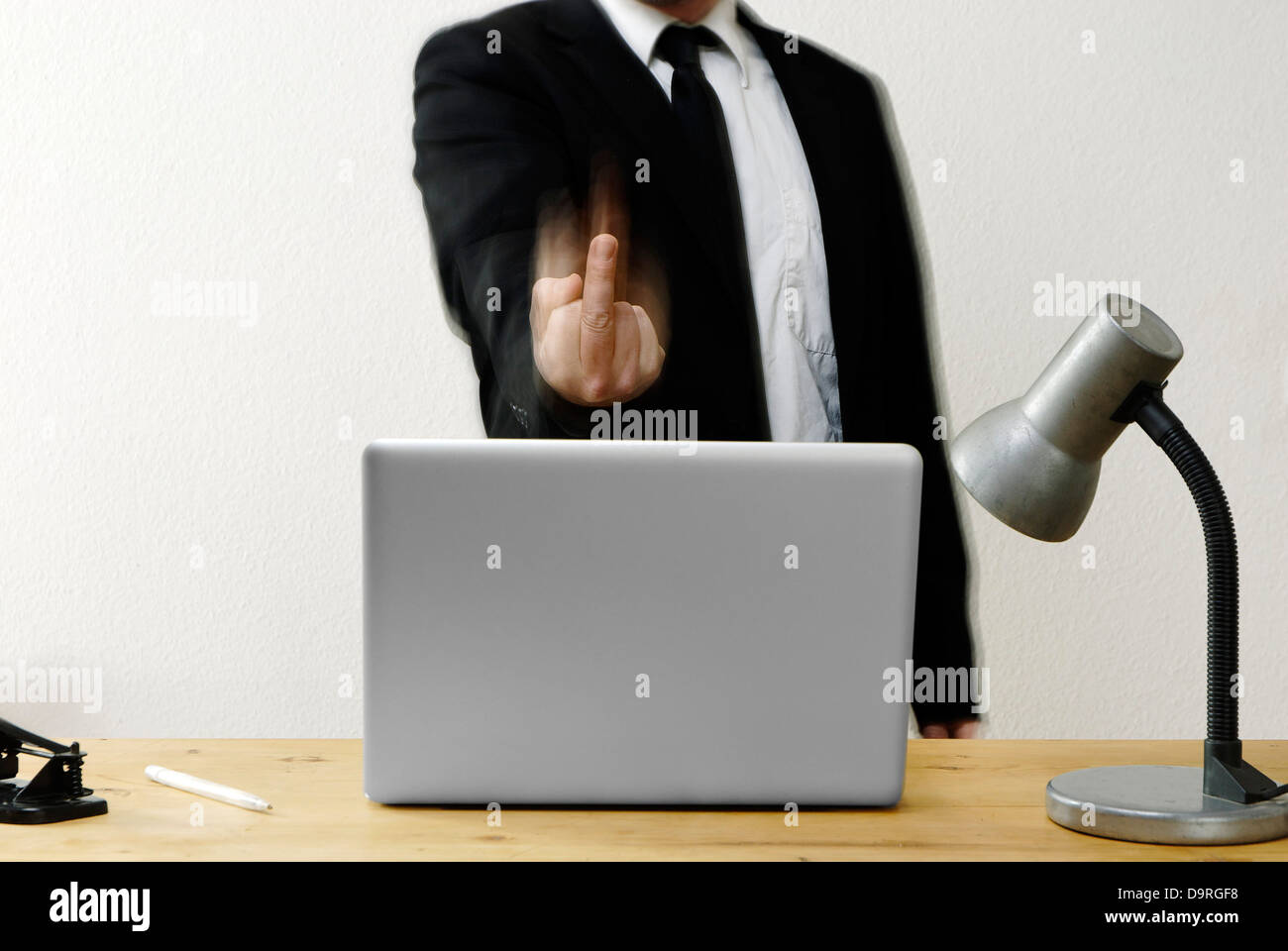 Businessman présente le doigt du milieu Banque D'Images