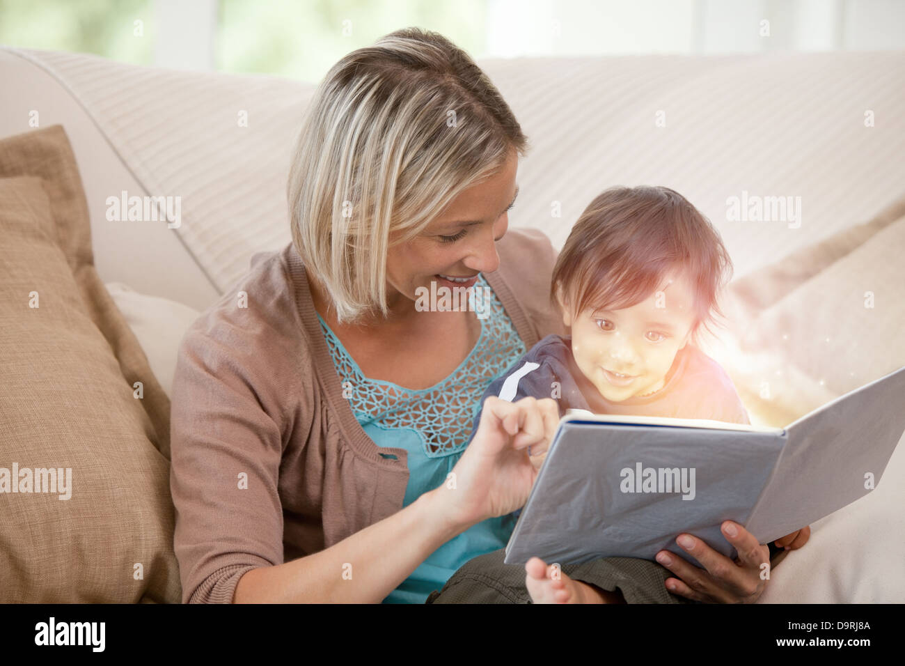 Mère et son fils la lecture d'une histoire ensemble lumineux Banque D'Images Mère et son fils la lecture d'une histoire ensemble lumineux Banque D'Images
