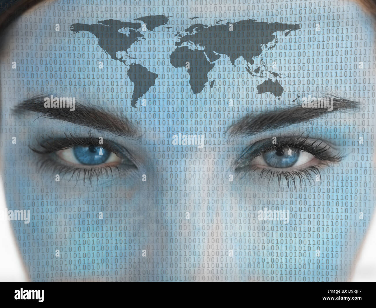 Belle femme aux yeux bleus avec un codage binaire et la carte sur le visage Banque D'Images
