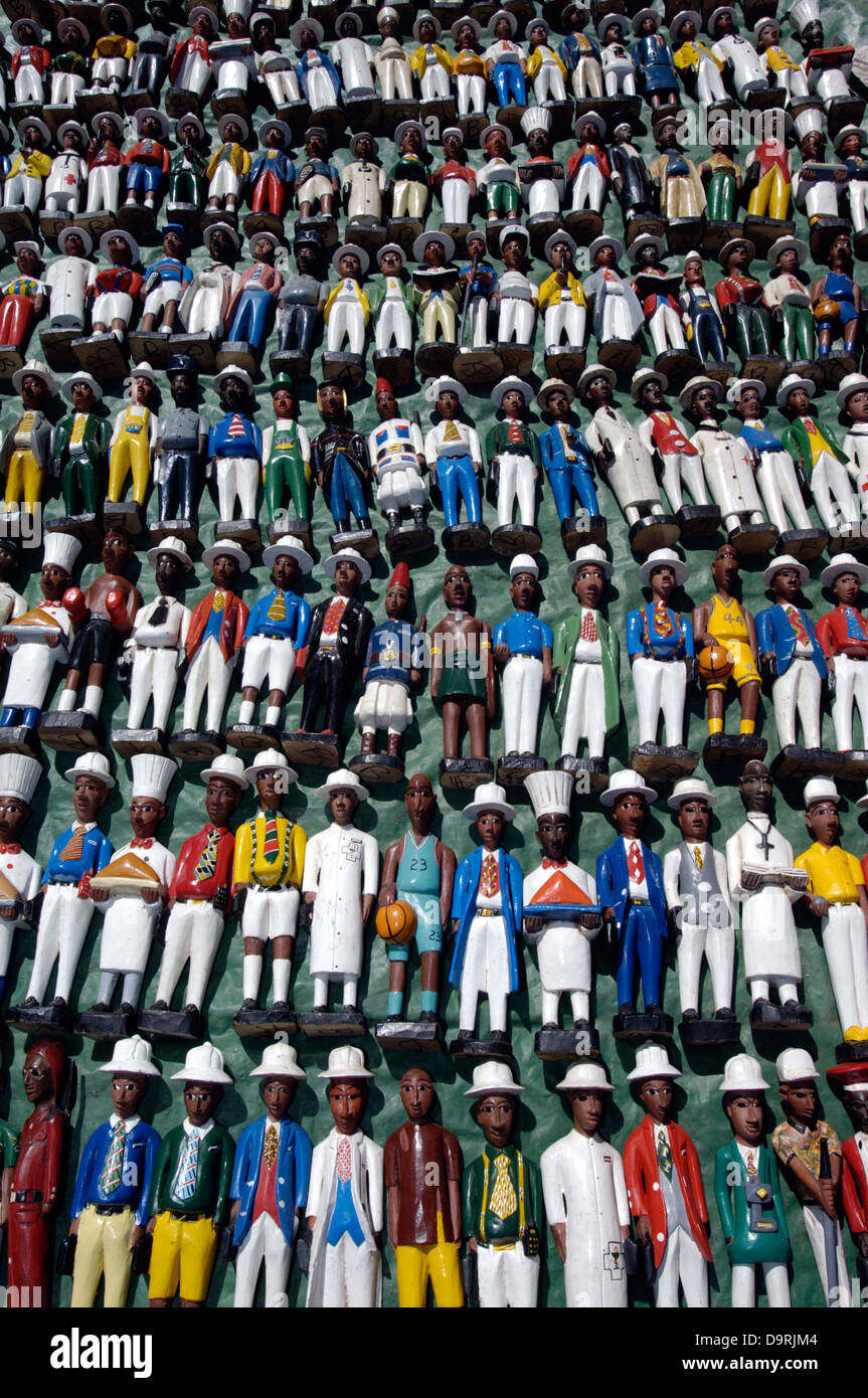Figurines "coloniale" en vente au marché de l'artisanat ethnique et Greenpoint Capetown Capetown Afrique du Sud et les gens des scènes et photos copyright nick cunard commission la revue 'indépendante' 24sept-01 oct 2006 Banque D'Images