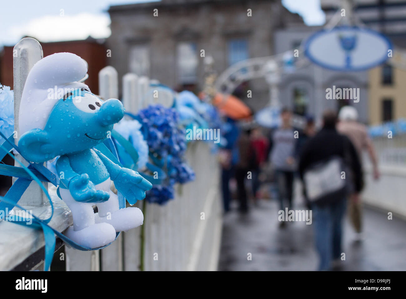 Schtroumpf Figurine d'un attaché à la Ha'penny Bridge. La décoration du pont a été liée à la célébration de la Journée mondiale de Schtroumpfs, Dublin, Irlande. Banque D'Images