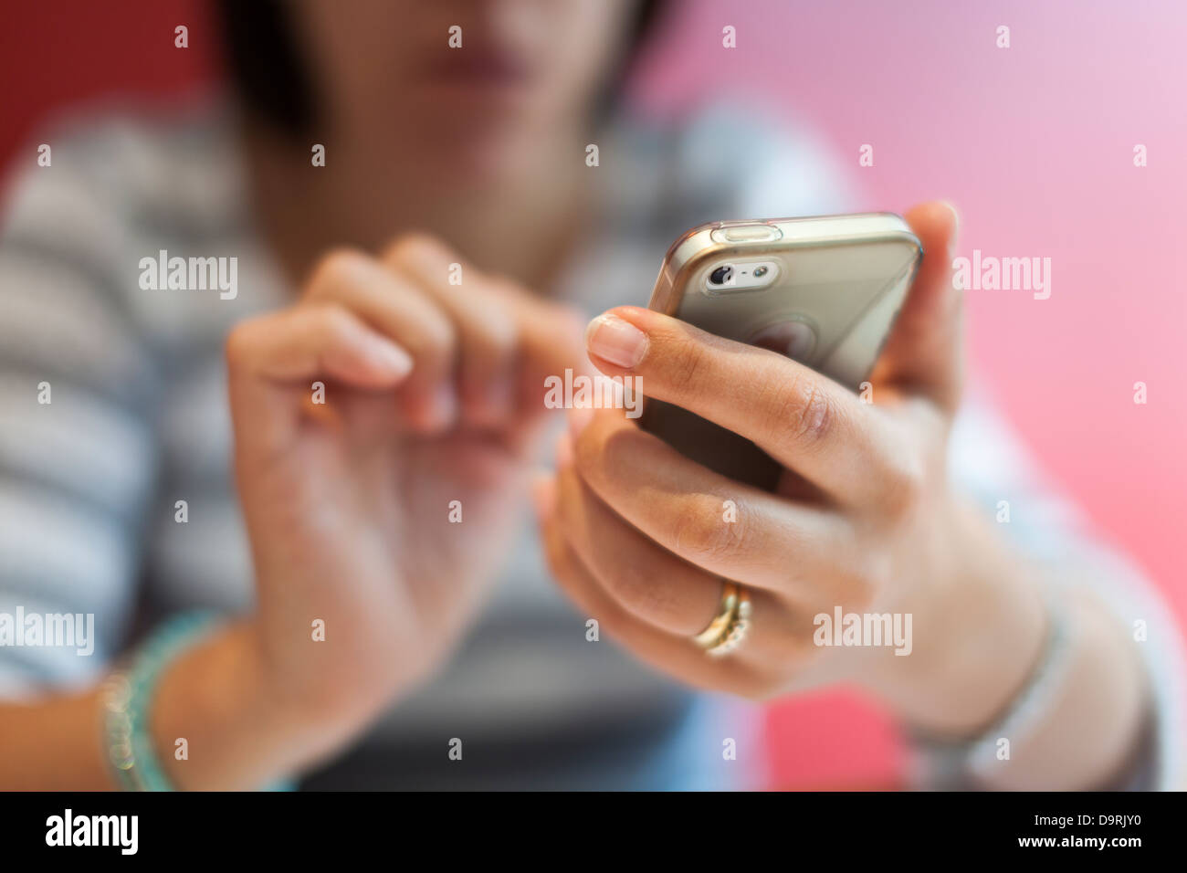 Femme à l'aide d'un téléphone mobile à écran tactile-selective focus Banque D'Images