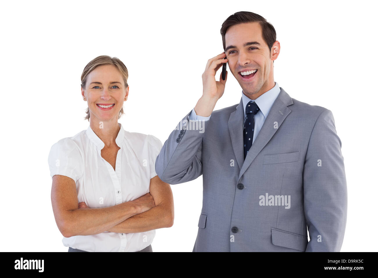 Smiling businessman sur le téléphone à côté de son collègue Banque D'Images