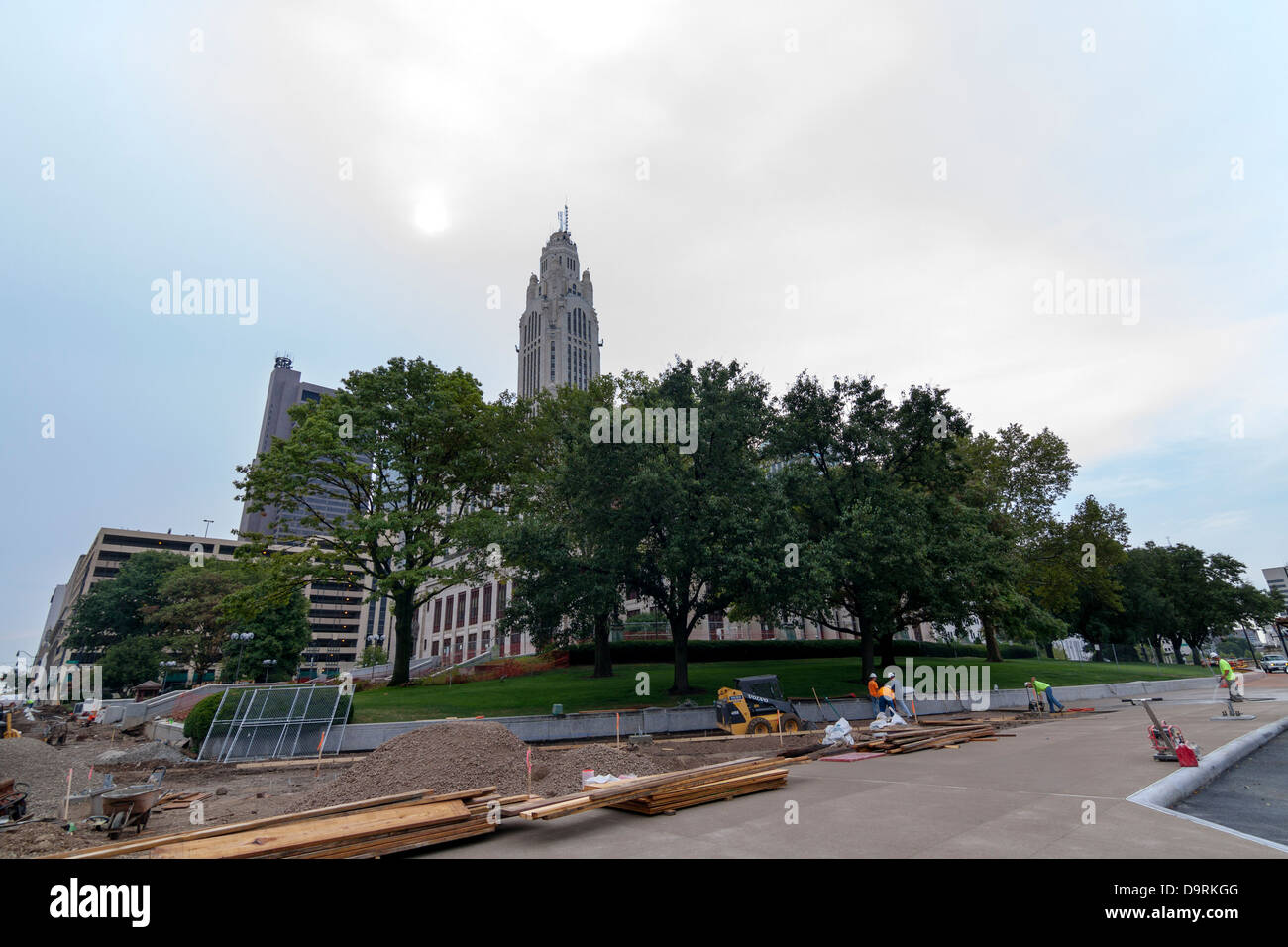 Une prise de vue au grand angle de Columbus, Ohio, avec l LeVeque Tower poussant au-dessus des arbres. Banque D'Images