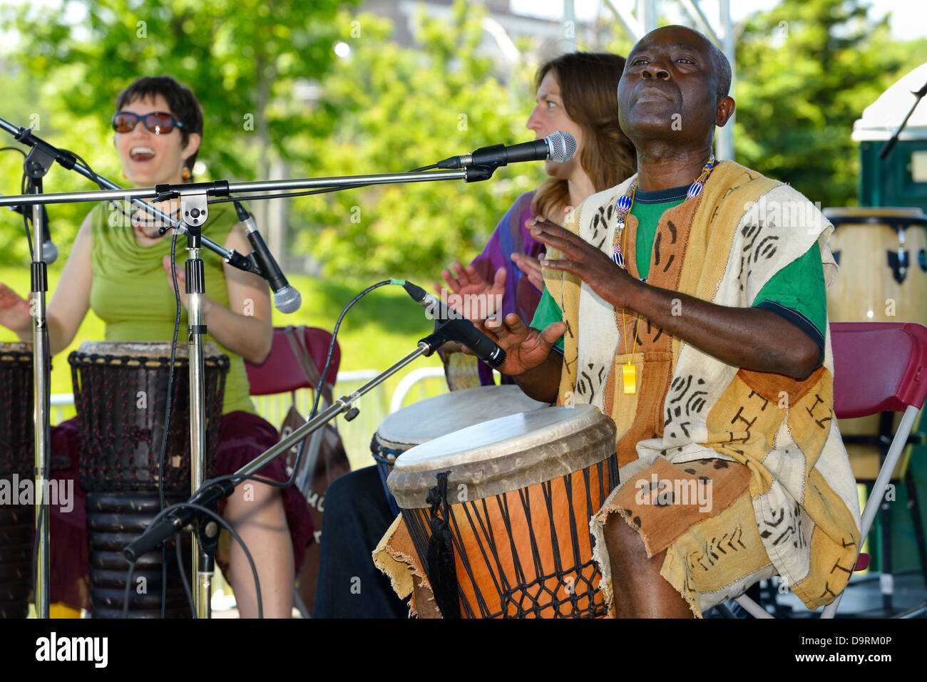 Njacko Backo djembe africain avec groupe exécutant au tambour $ Festival de  Toronto Photo Stock - Alamy