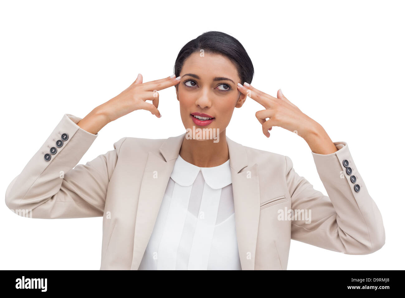 Confident businesswoman pointing sa tête avec ses doigts Banque D'Images