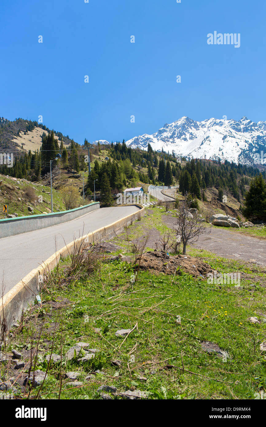 Nature des montagnes, arbres et ciel bleu vert, route à Medeo à Almaty, Kazakhstan, Asie à l'été Banque D'Images