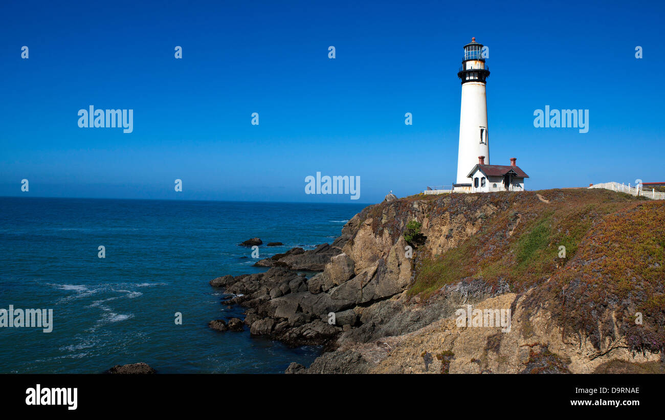 Pigeon Point Lighthouse en haut de falaises surplombant l'océan Pacifique, Pescadero, California, United States of America Banque D'Images