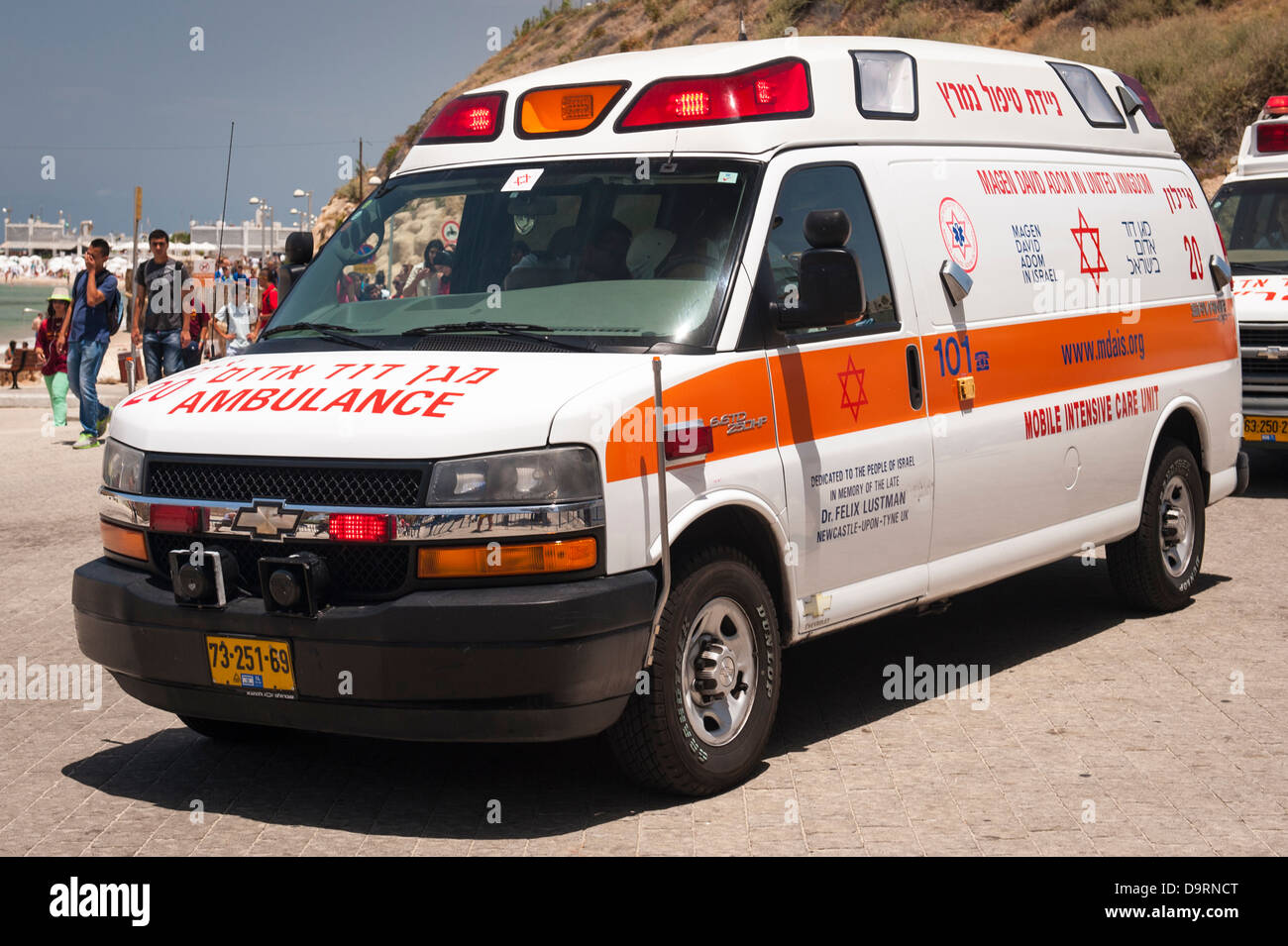 Israël Tel Aviv Gay Pride Parade Gordon Beach Party blanc rouge ambulance Magen David canadienne MDA Alom en unité de soins intensifs Mobile Street scene Banque D'Images
