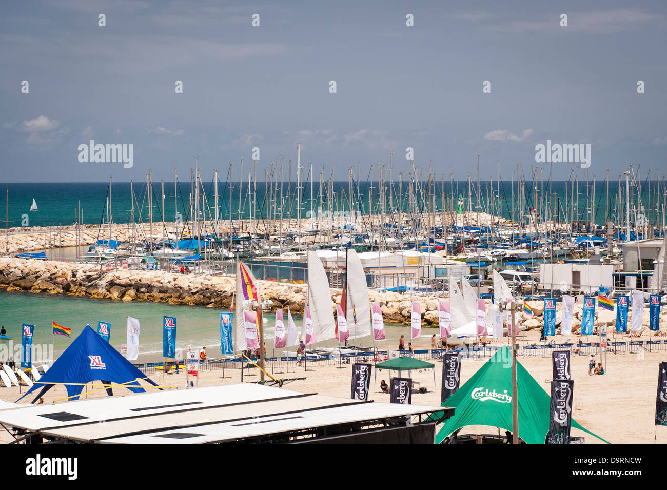 Israël Tel Aviv Gay Pride Day Gordon Plage port port de plaisance Bateau de plaisance et de loisirs Mer Méditerranée drapeaux bleu ciel soleil Banque D'Images