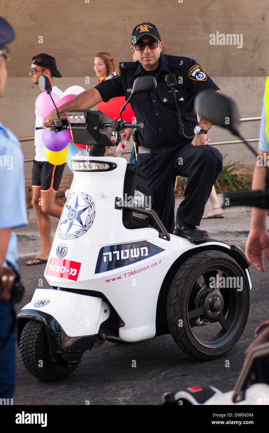 Israël Tel Aviv Gay Pride Parade uniforme policier 3 moto trois roues cyclomoteur cycle armés de lunettes de soleil Banque D'Images