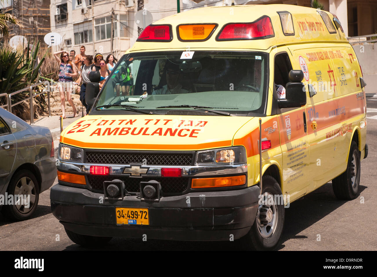 Israël Tel Aviv Gay Pride Parade plage Gordon jaune Parti canadien ambulance Magen David MDA Alom en unité de soins intensifs Mobile Street scene Banque D'Images