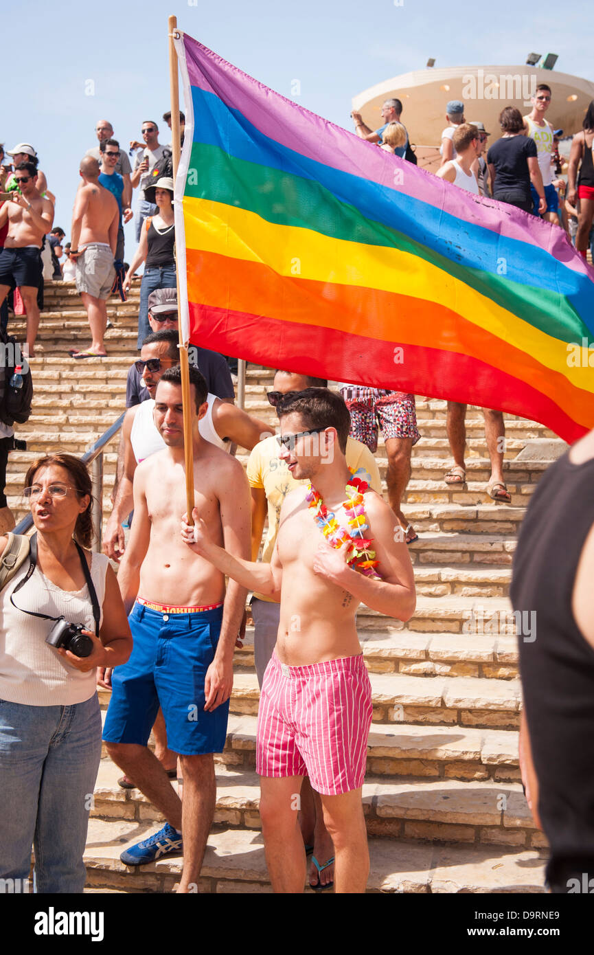 Israël Tel Aviv Gay Pride Gordon Beach en bord de mer avec les fêtards fêtards lei drapeau arc-en-ciel de couleurs couleurs garland LGBT étapes Banque D'Images