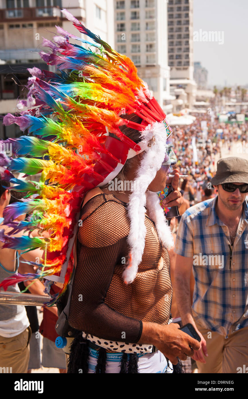 Israël Tel Aviv Gay Pride Gordon Beach en bord de mer rouge habitué reveler coiffe indien Arc-en-ciel de couleurs Les couleurs des plumes LGBT Banque D'Images