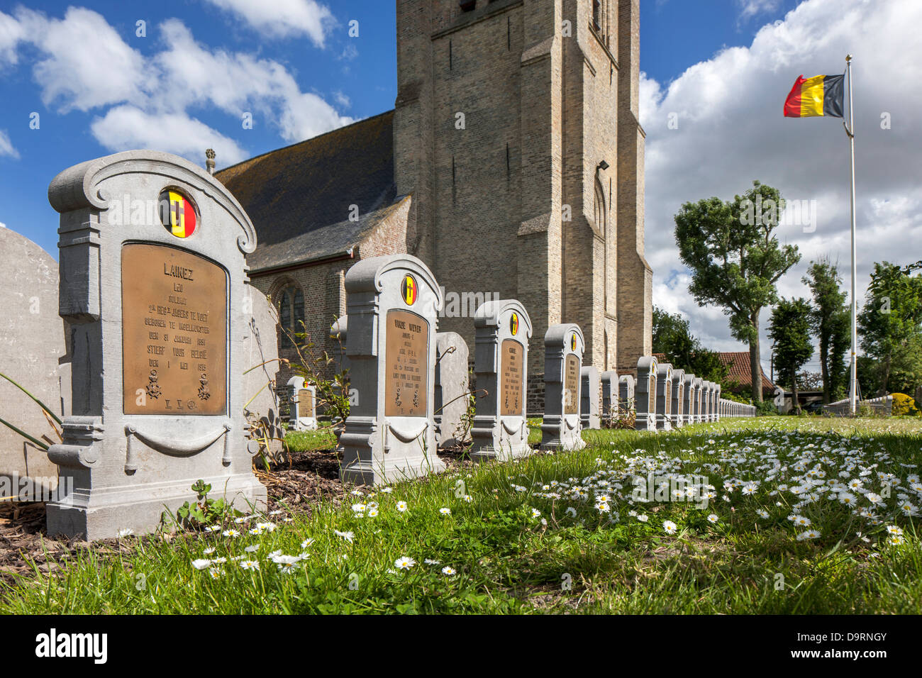 Le cimetière militaire de la PREMIÈRE GUERRE MONDIALE Oeren près de Furnes avec tombes de guerre belge l'un des soldats, Flandre occidentale, Belgique Banque D'Images