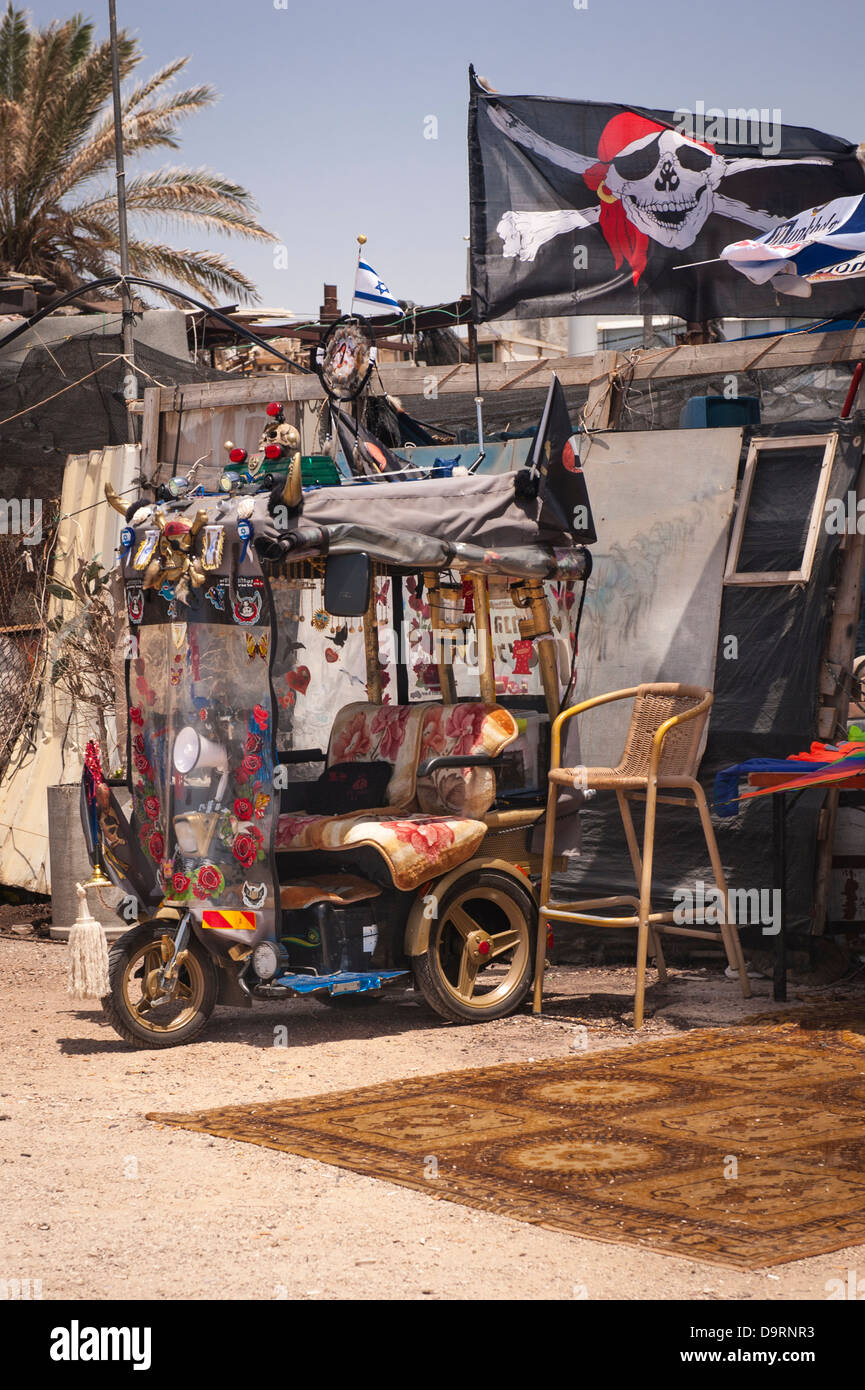Israël Tel Aviv Jaffa Yafo fantasy moto trois roues cyclomoteur tricycle avec drapeau pirate tête de mort l'osier tabouret de bar palmier bleu du ciel Banque D'Images