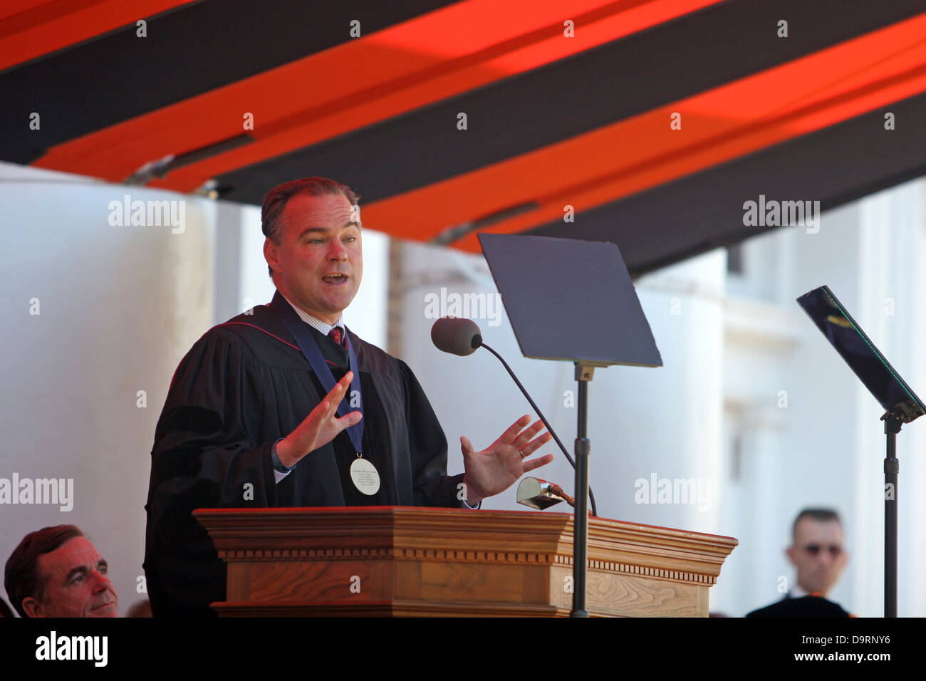 Gouverneur Tim Kaine parle au cours de l'obtention du diplôme de l'Université de Virginie, Charlottesville, Virginie, États-Unis d'Amérique le Mai Banque D'Images