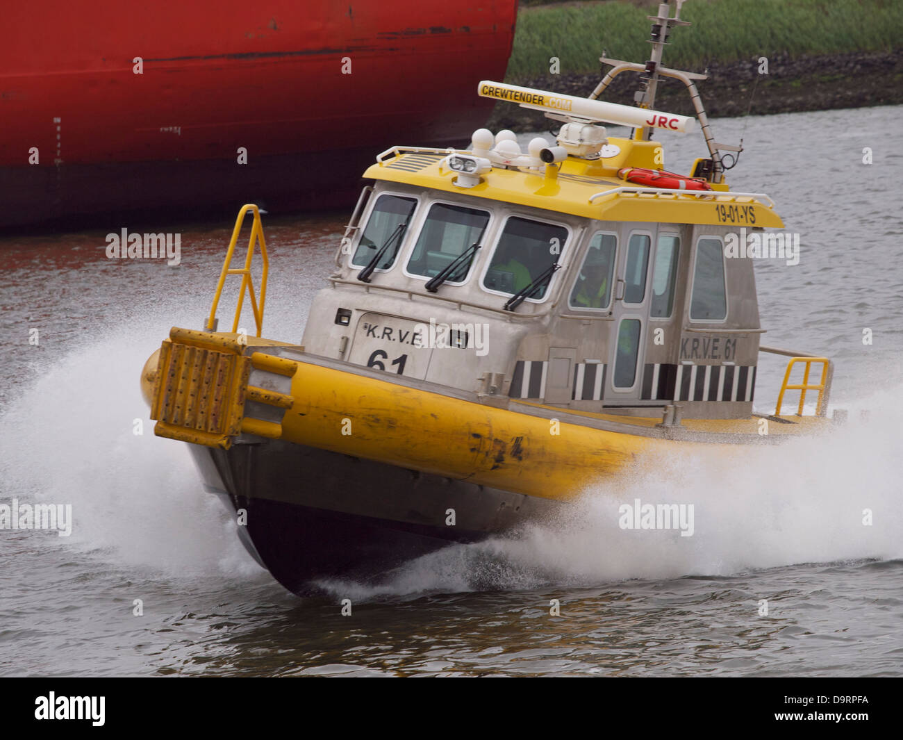 Crewtender pour le transport en bateau rapide pour l'équipage et de grands navires transporteur dans le port de Rotterdam, Pays-Bas Banque D'Images