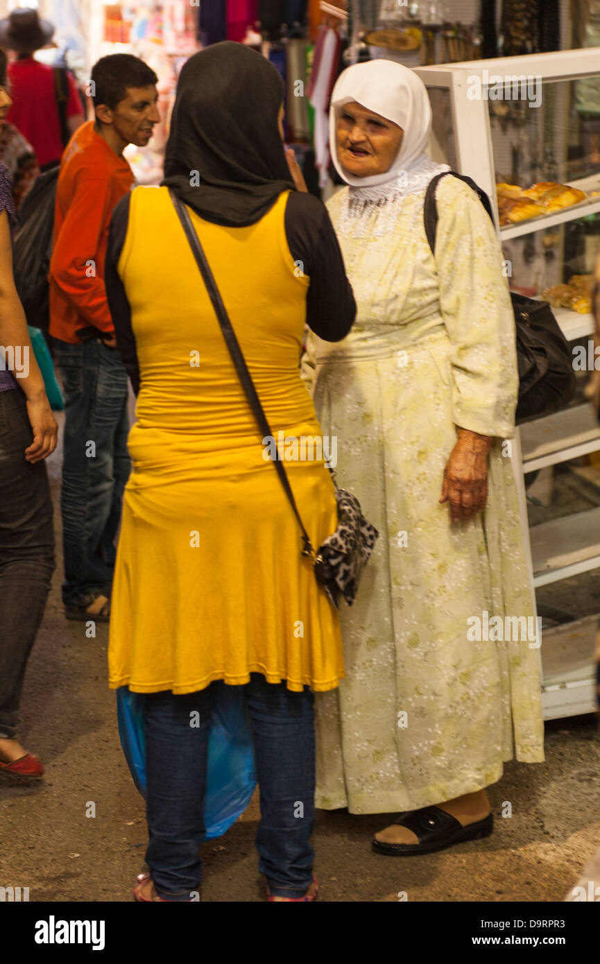 Israël Jérusalem Vieille ville quartier arabe musulmane du marché des  marchands de coton deux 2 femmes mesdames hijab abaya abayas foulards  foulard hijab Photo Stock - Alamy