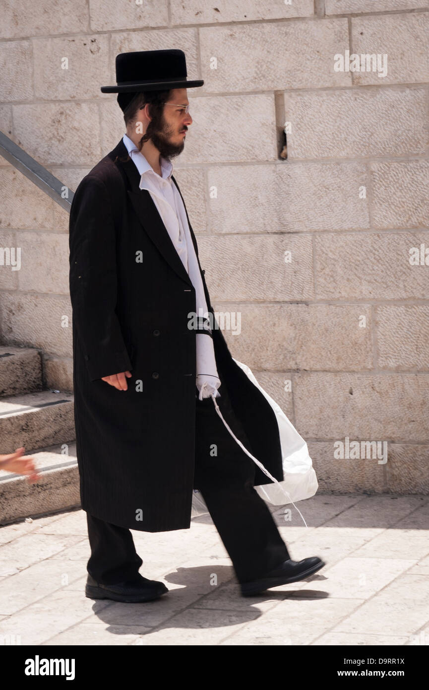 Vieille ville de Jérusalem Israël juif ultra-orthodoxe bearded man walking down steps à l'ouest de mur des Lamentations Ha Kotel Plaza Banque D'Images