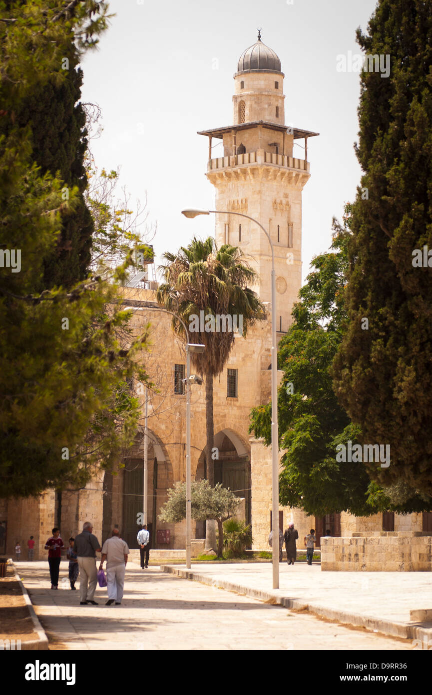 Vieille ville de Jérusalem Israël El Aqsa Haram esh Sharif noble sanctuaire Mont du Temple, Dôme du Rocher Ghawanima arbres personnes Minaret Banque D'Images