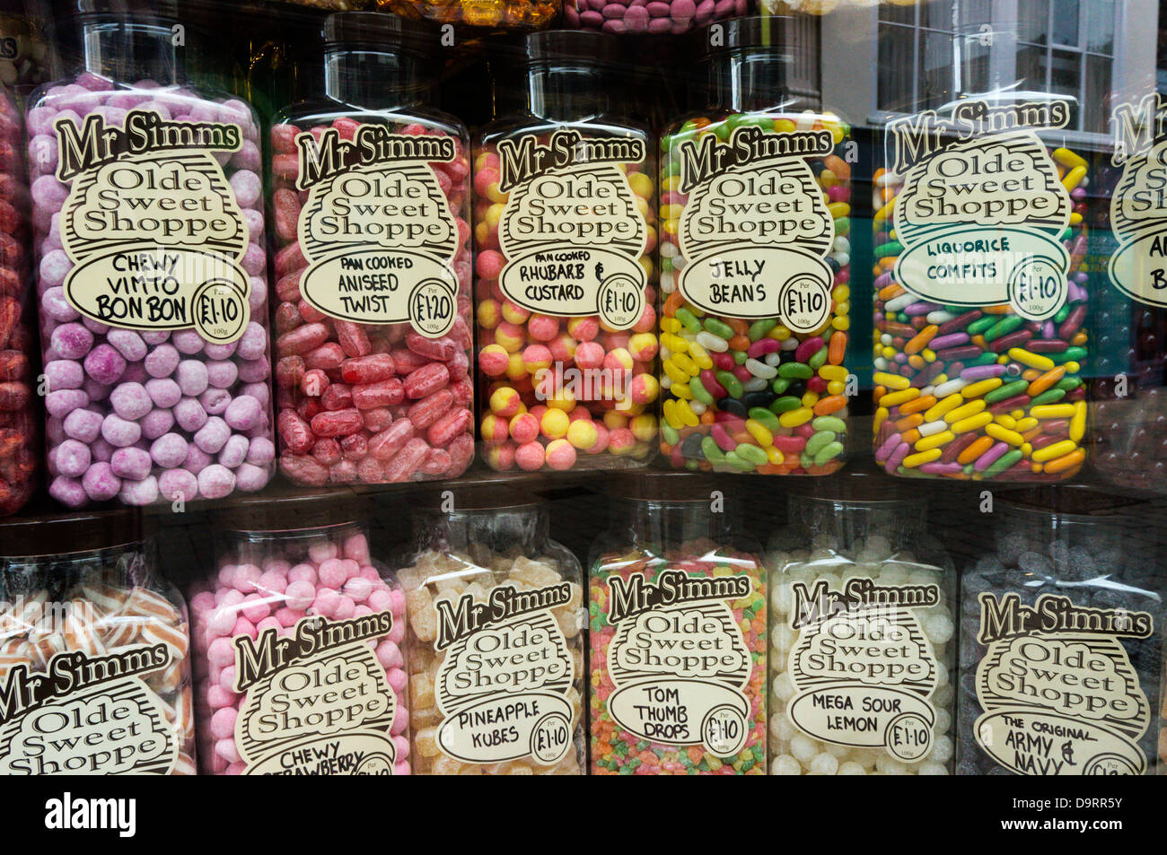 Pots de bonbons dans la fenêtre d'une succursale de M. Simms Olde Sweet Shoppe. Banque D'Images