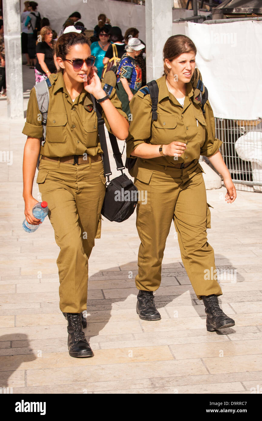 Vieille ville de Jérusalem Israël du mur des Lamentations Ha Kotel Plaza 2 jolies femmes soldats d'armes automatiques fusils uniformes lady's women's Girl's section Banque D'Images