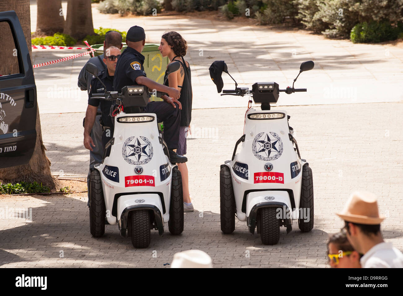 Israel Tel Aviv Fete La Gay Pride 3 Flics Policiers Police Patrouille Trois Roues Cycles Motos Fetards Chat Photo Stock Alamy Israel Tel Aviv Fete La Gay Pride 3 Flics Policiers Police Patrouille Trois Roues Cycles Motos Fetards Chat Photo Stock Alamy